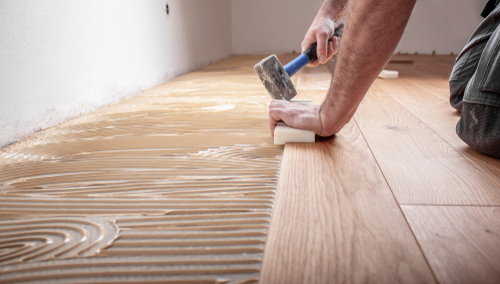 Pose de parquet contrecollé par un artisan chapiste chez un particulier en Charente-Maritime (17)